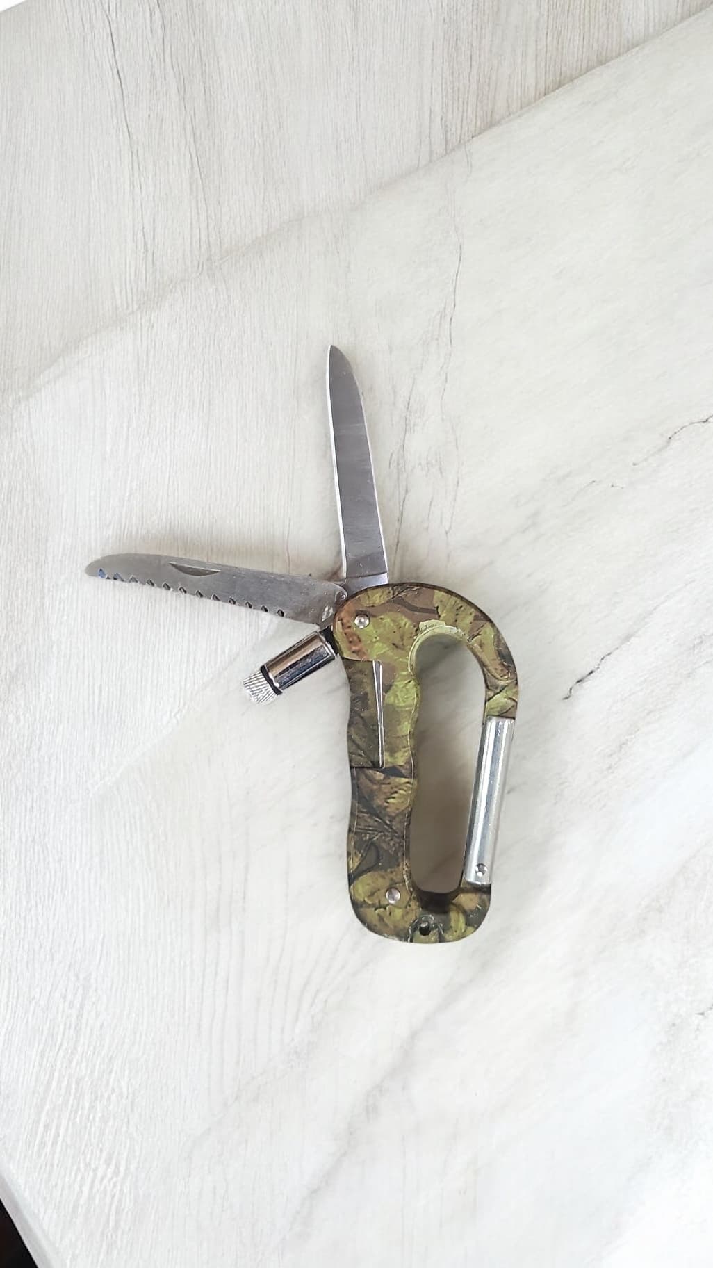 Carabinieră Multifuncțională 15 cm cu Cuțit, Fierăstrău și Cremene – Camo Edition,En-gros