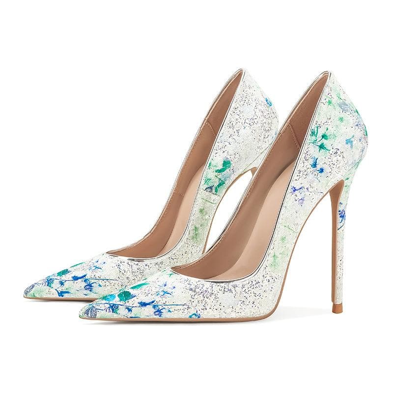 Designerul promovează noi pantofi cu toc înalt la modă, cu paiete imprimate de ultimă generație și pantofi de banchet cu toc subțire ascuțit.