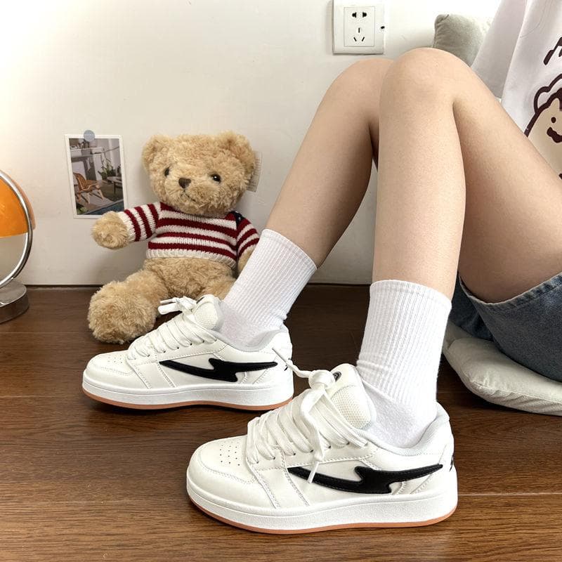 Modă 2024 Pantofi noi drăguți de stradă, stil coreean simplu, modă, cu talpă groasă, casual, pantofi mici versatili, pantofi de alergare