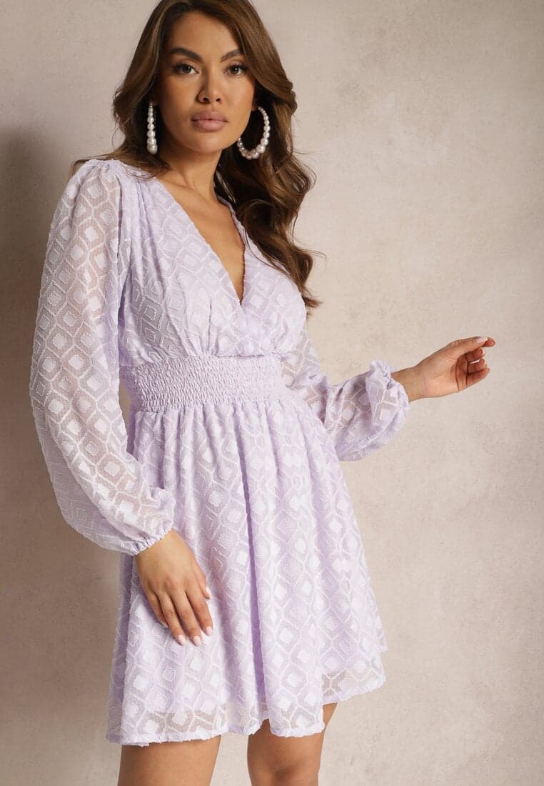 Rochie violet cu elastic în talie, decolteu petrecut și imprimeu geometric pe plasă Marixita