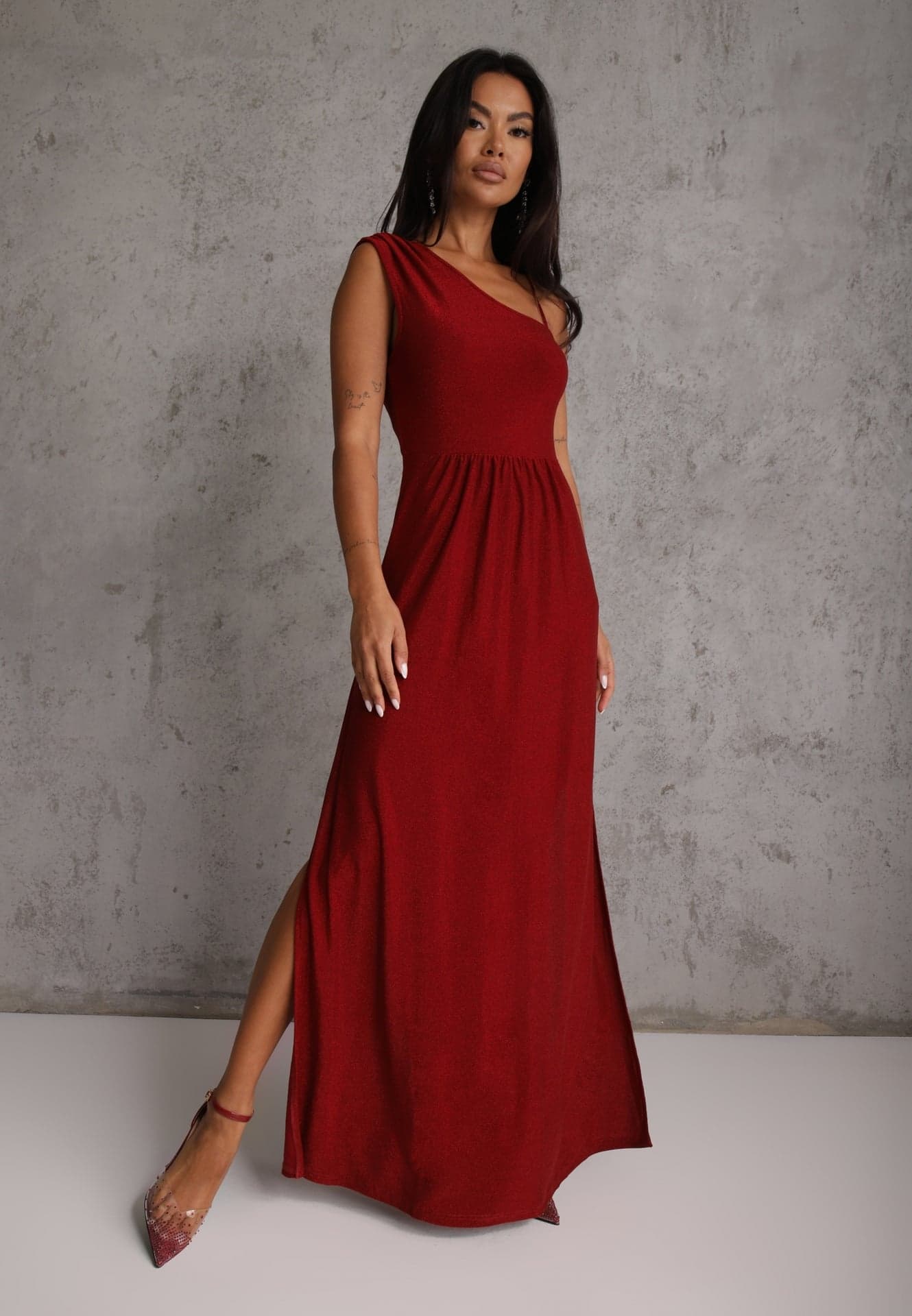 Rochie brocată bordo maxi cu bust asimetric și fustă cloș Eulita