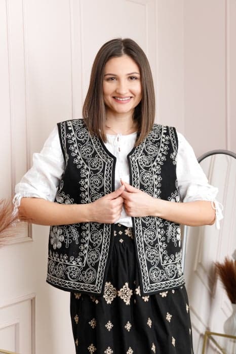 Vesta traditionala neagra cu broderie florala alba Claudia